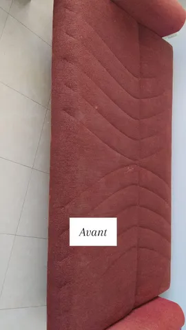 Canapé d’angle en tissu rouge terne, avant le nettoyage à domicile